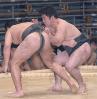 Tochitsubasa defeats his opponent in Maezumo (c. 2003)