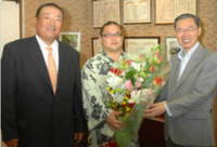 Sagatsukasa visits the mayor of his hometown (c. 2007)
