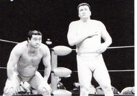 Onoumi tags with former Yokozuna Wajima