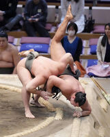 Osanai defeats Hokutomaru to win the Makushita Yusho (c. 2024)