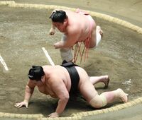 Ura defeats Ozeki Kotozakura (c. 2025)