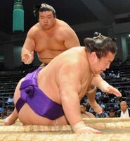 Homarefuji pushes out and defeats Masuraumi (c. 2012)