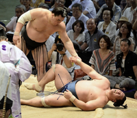 Homasho suffers an injury in a match against Harumafuji (c. 2014)