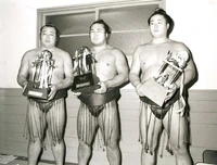 Kurama (left) with his first of many sansho prizes (c. 1978)