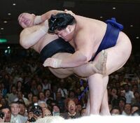 Hokutoriki defeats Yokozuna Asashoryu (c. 2004)