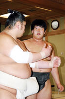 Tochinowaka receives training advice from Tochinonada (c. 2007)