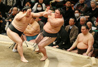 Okinoumi pushes out Ozeki Goeido (c. 2019)