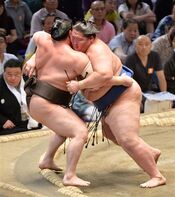 Ichinojo defeats yokozuna hakuho