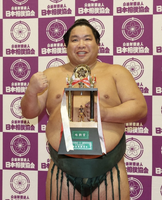 Nishikigi with his first sansho prize (c. 2023)