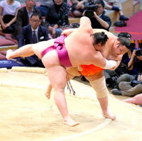 Mitoryu throws and defeats Tomokaze (c. 2018)