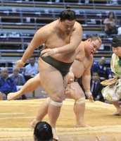 Sagatsukasa defeats Takamisato (c. 2015)