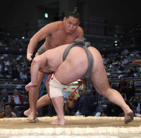 Ikeru battles future Ozeki Hoshoryu (c. 2018)