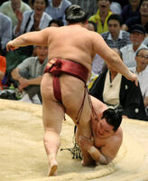 Kisenosato defeats Yokozuna Asashoryu (c. 2009)