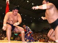 Tochiozan defeats Ozeki Chiyotaikai (c. 2009)
