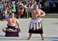 Ikioi serves as Yokozuna Kakuryu's sword bearer (c. 2014)