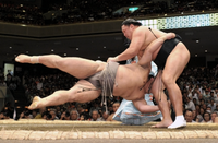 Kyokutenho throws and defeats Okinoumi (c. 2014)