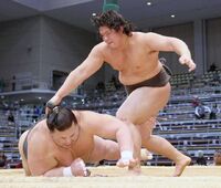Mitoyutaka loses to future sekitori Ura (c. 2015)