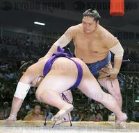 Tochinonada defeats Masuraumi (c. 2010)