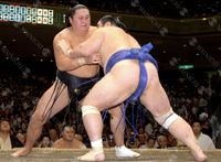 Kyokutenho defeats Tamakasuga (c. 2007)