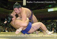 Tochiozan throws and defeats Kaiho (c. 2006)