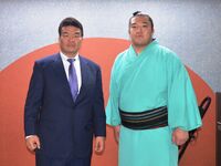 Tamakongo with his stablemaster, Kataonami Oyakata (c. 2017)