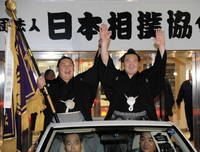 Kyokutenho serves as Yokozuna Hakuho's flag bearer (c. 2010)