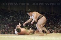Tamakasuga throws and defeats Wakanojo (c. 1995)
