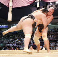 Okinofuji battles Oazuma (c. 2017)