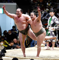 Wakazakura performs comedy sumo with Tochimitsuru (c. 2024)