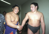 Kyokutenho congratulated after ensuring Juryo promotion (c. 1996)