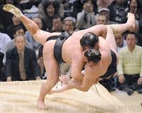Kyokutenho throws and defeats Ozeki Kotooshu (c. 2009)