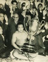 Tochinoumi wins his second Yusho (c. 1963)