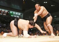 Osunaarashi defeats Yokozuna Harumafuji (c. 2014)