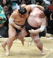 Tochinonada defeats former Ozeki Dejima (c. 2009)