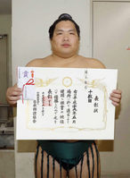 Nishikigi wins his first Juryo Yusho (c. 2017)