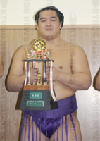 Tochinohana with one of his many sansho prizes (c. 2005)