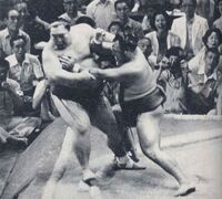Tamanofuji defeats Yokozuna Kitanoumi (c. 1979)