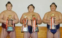 Hokutoriki receives multiple sansho for his 13-2 result (c. 2004)
