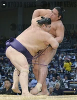 Akiseyama defeats Nishikigi (c. 2015)
