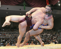 Tamaasuka throws and defeats Takanoyama (c. 2011)