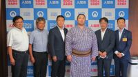Tochimusashi celebrates promotion to Juryo (c. 2022)