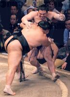 Tochisakae pushes out and defeats Kaiho (c. 2002)