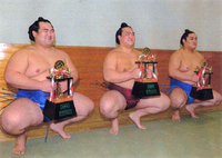 Okinoumi with his first of many sansho prizes (c. 2011)