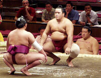 Ryuho prepares to face Masatsukasa in Juryo (c. 2005)