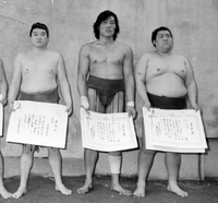 Kyoryu (middle) wins the jonidan yusho (c. 1977)