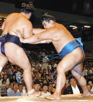 Tamaasuka defeats Takanowaka (c. 2005)