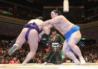 Okinoumi defeats Hakuba (c. 2011)