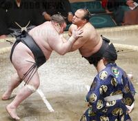 Osunaarashi defeats Gagamaru (c. 2018)