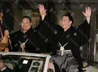 Ryuo serves as Hakuho's flag bearer (c. 2007)