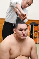 Tokohide prepares Yokozuna Hoshoryu's hair (c. 2026)